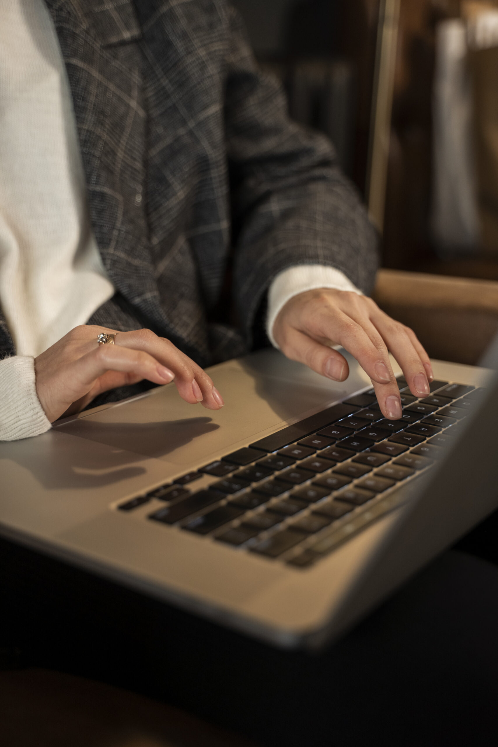 Abogada revisando su nueva web — diseño web para abogados de Angaza Legal