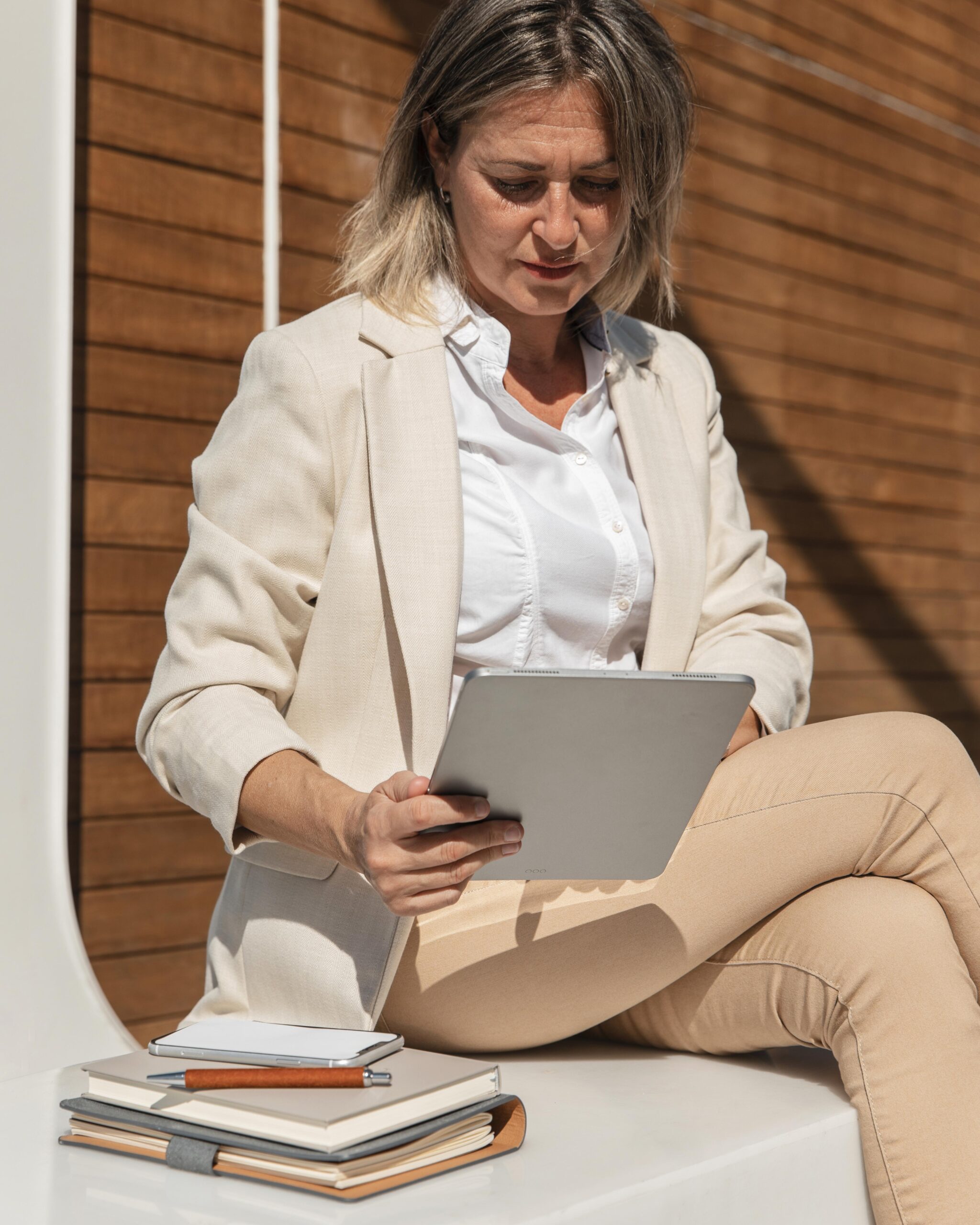abogada mirando como va el posicionamiento seo de su web
